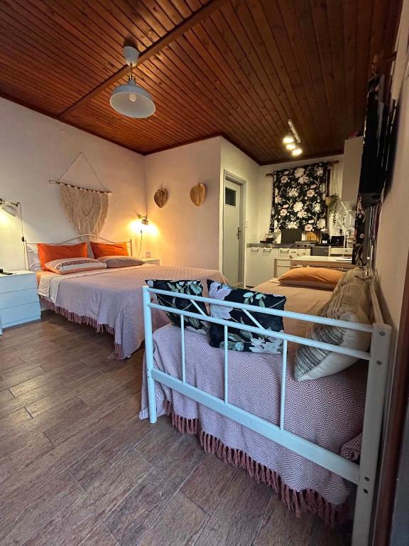 Postel nebo postele na pokoji v ubytování Sofia Skyros