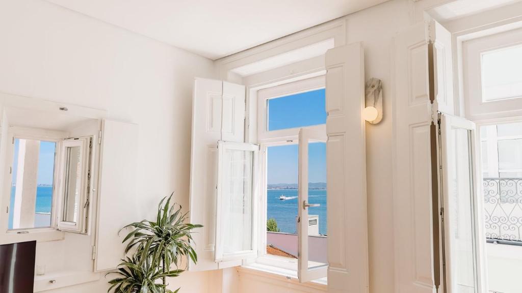 Stylish Alfama Apartment | River Views by the Sé