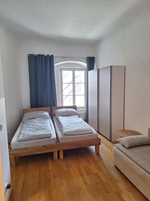a room with two beds and a window at Apartment im Stadtzentrum in Steyr