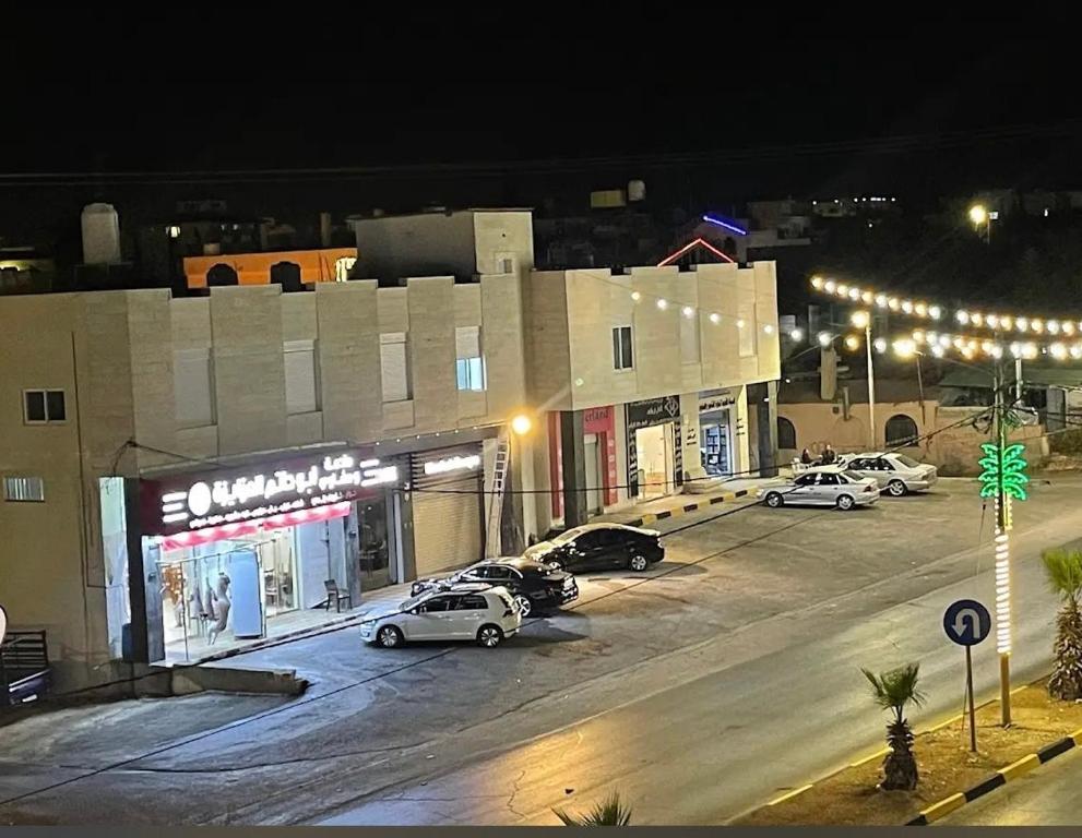 a group of cars parked in a parking lot at night at سنابل حوران in Ar Ramthā