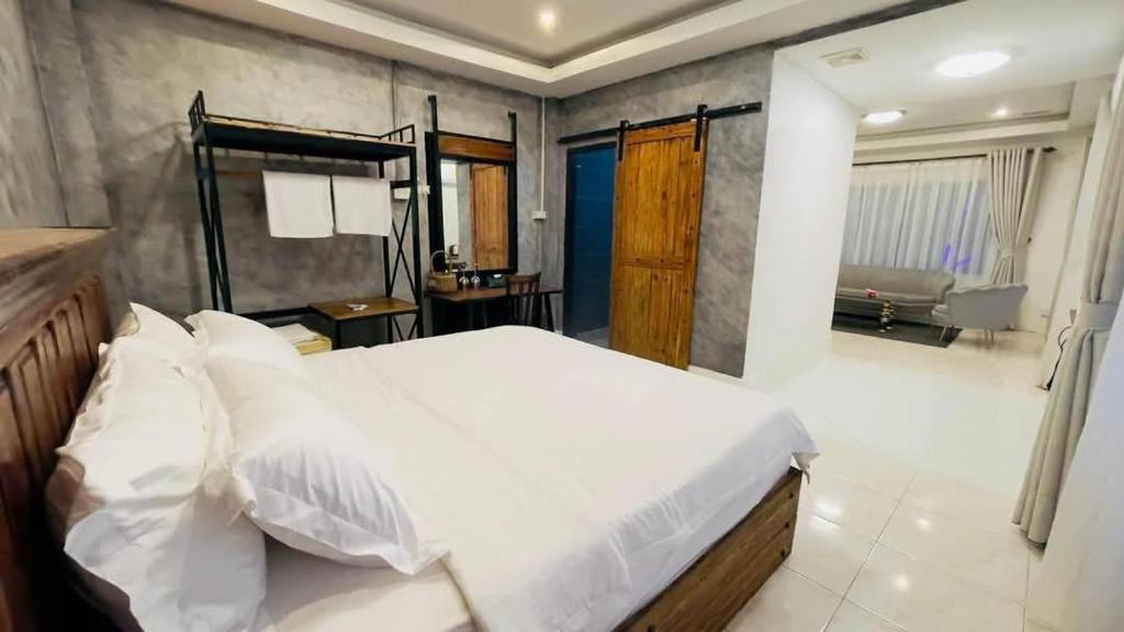 Llit o llits en una habitació de Dorkkhaiythonghotel