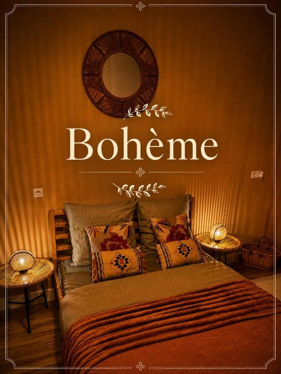 Bohème - Maison entièrement privée في سان جان دي براي: غرفة نوم بها سرير وعليها لافتة ترحيب على الحائط