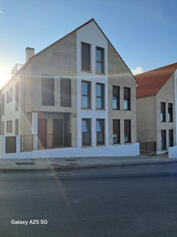 a building on the side of a street at Ático en Ribeira Ría de Arousa in Ribeira