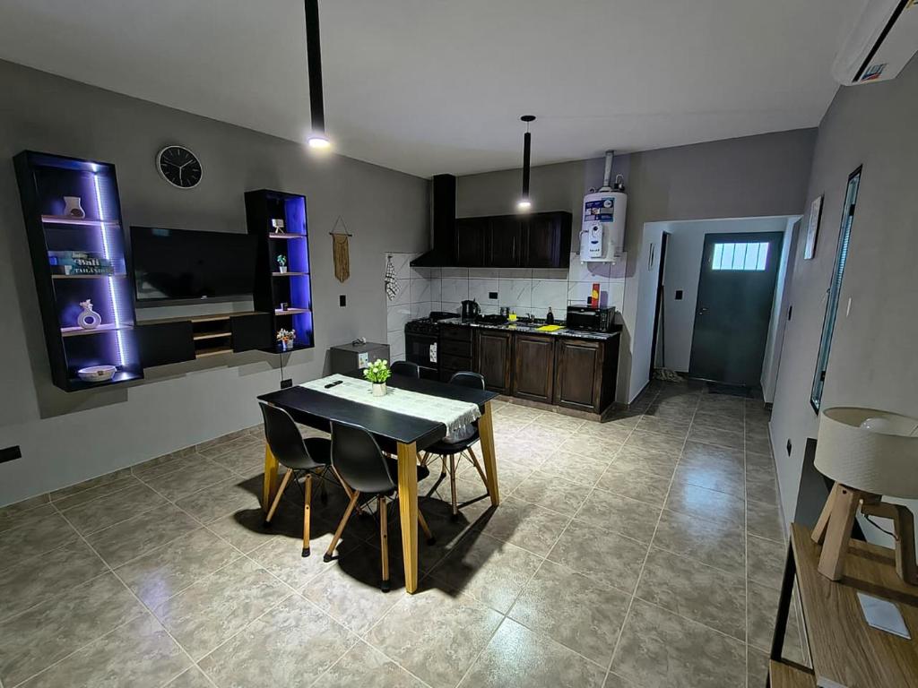 a kitchen with a table and chairs in a room at Alojamiento Pasaje Montes in Cruz del Eje