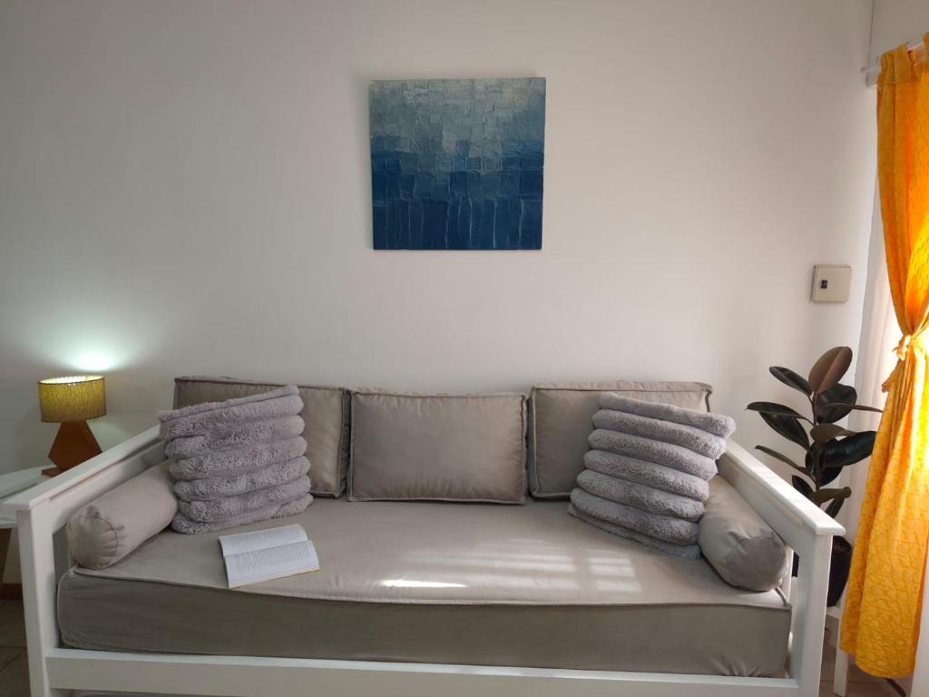 a couch sitting in a living room with pillows at Punto Centro in Venado Tuerto