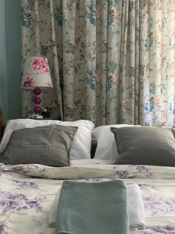 a bedroom with a bed with a lamp and curtains at Apartament Classic in Malbork