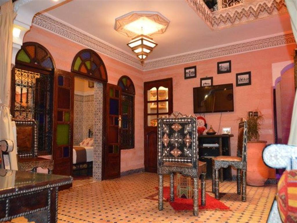 TV a/nebo společenská místnost v ubytování Riad Maison Aicha