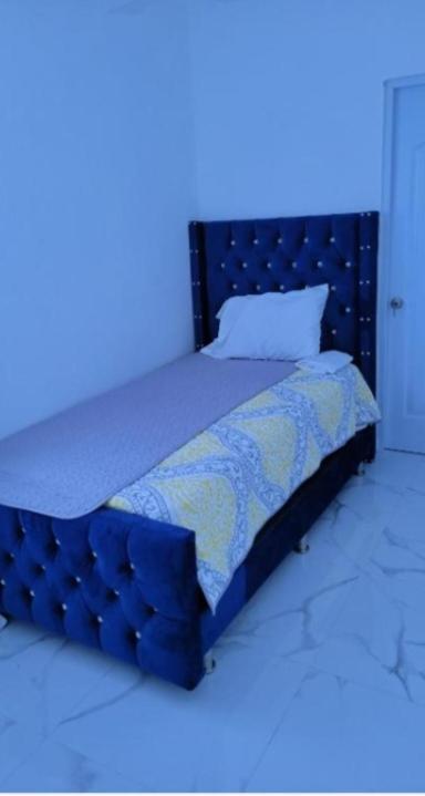 a bed in a blue room with a blue light at Casa Same Hotel in Atacames