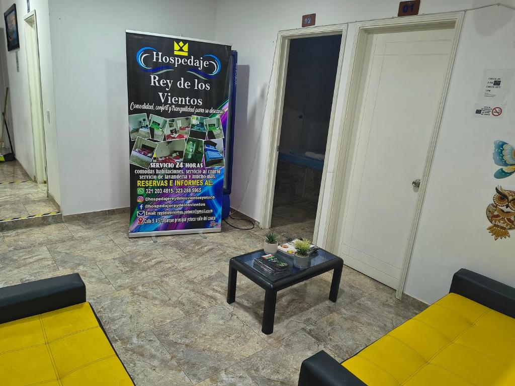 a living room with a sign and a table at Hospedaje Rey De Los Vientos in Yotoco