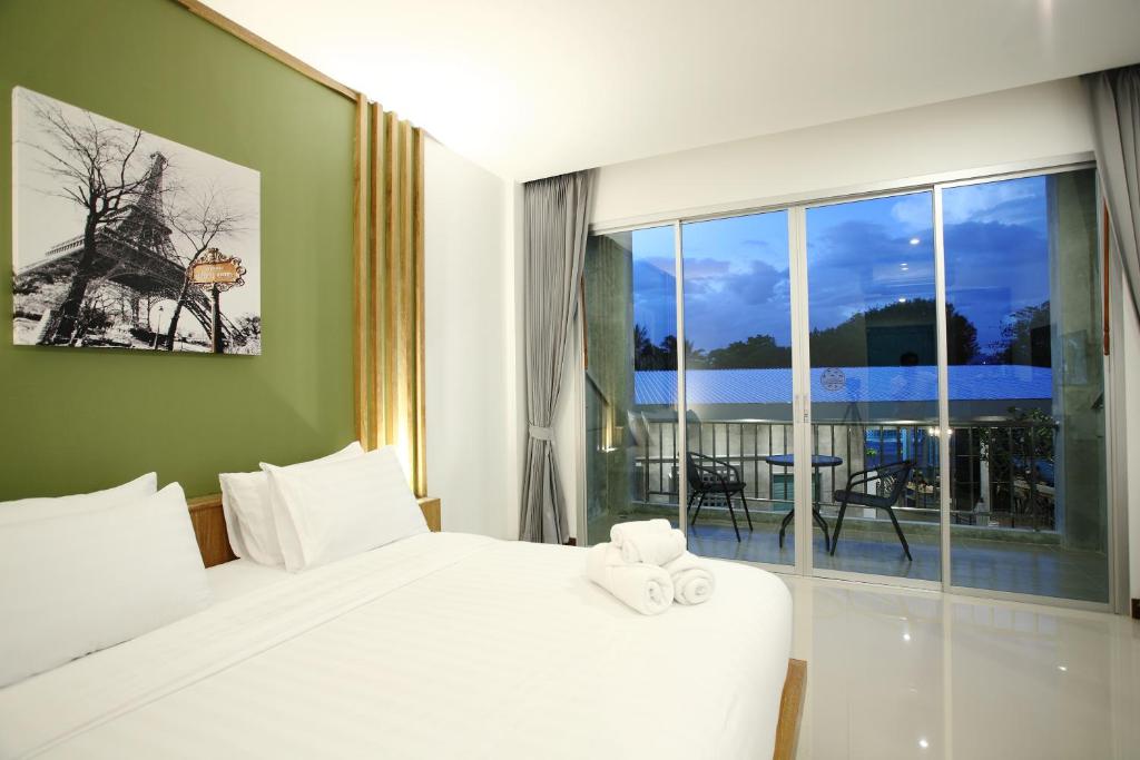 Postel nebo postele na pokoji v ubytování The Malika Hotel - SHA Extra Plus