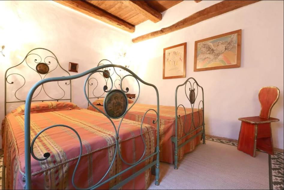 1 Schlafzimmer mit 2 Betten und einem Tisch mit einem Stuhl in der Unterkunft COLVAGO IL PIOL - ANCIENT VENETIAN VILLA in Santa Giustina