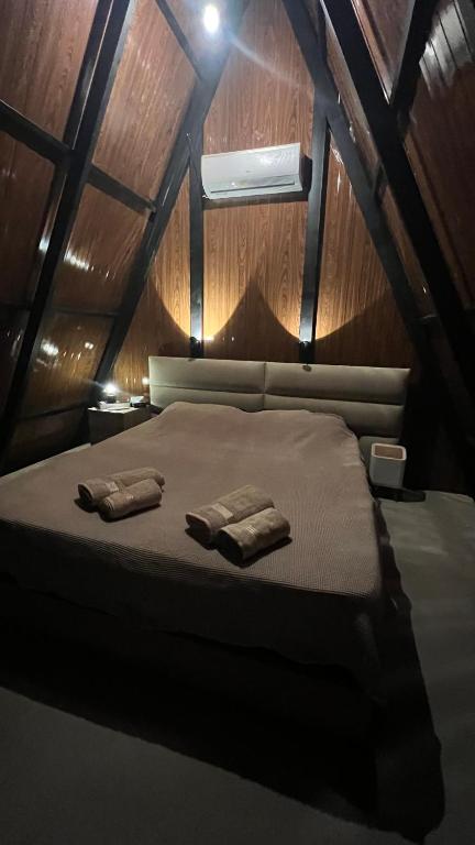 ein Schlafzimmer mit einem Bett, auf dem zwei Handtücher liegen in der Unterkunft Dar Batroun in Batrun