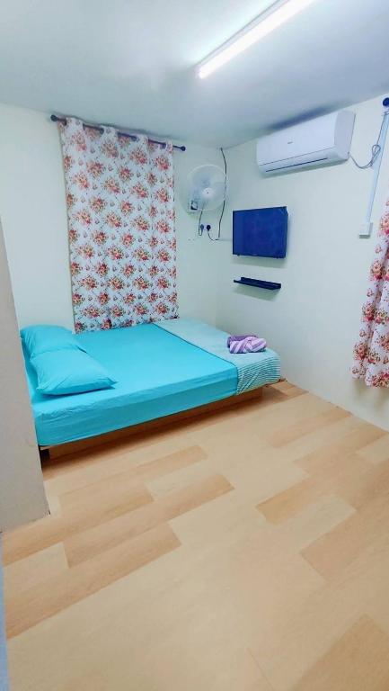 a small room with a bed and a window at Pak Long Man Roomstay in Pendang