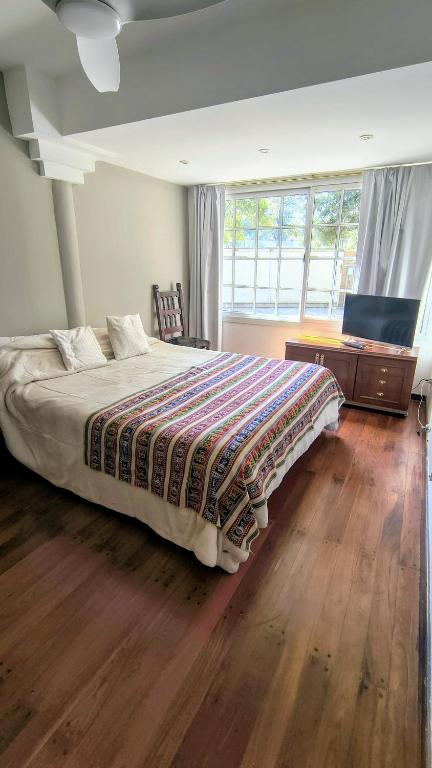 a bedroom with a bed and a desk and a window at Elvi&Vi in La Rioja