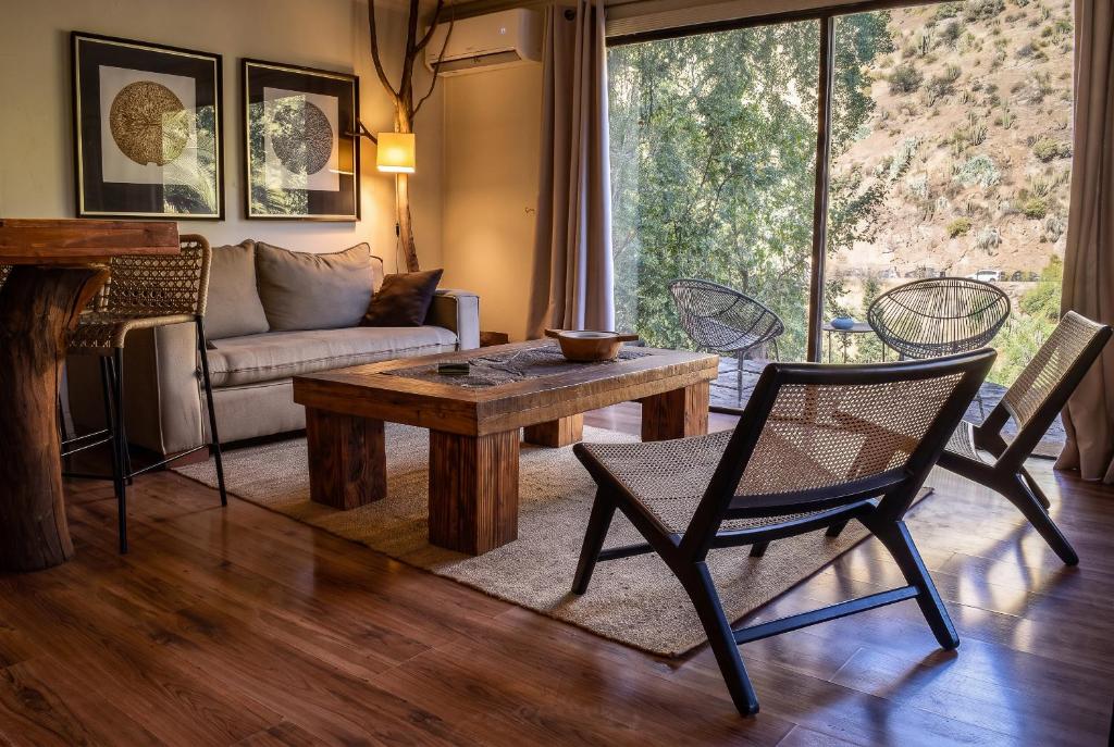 a living room with a table and chairs and a couch at Refugio en Camino a Farellones in Lo Barnechea