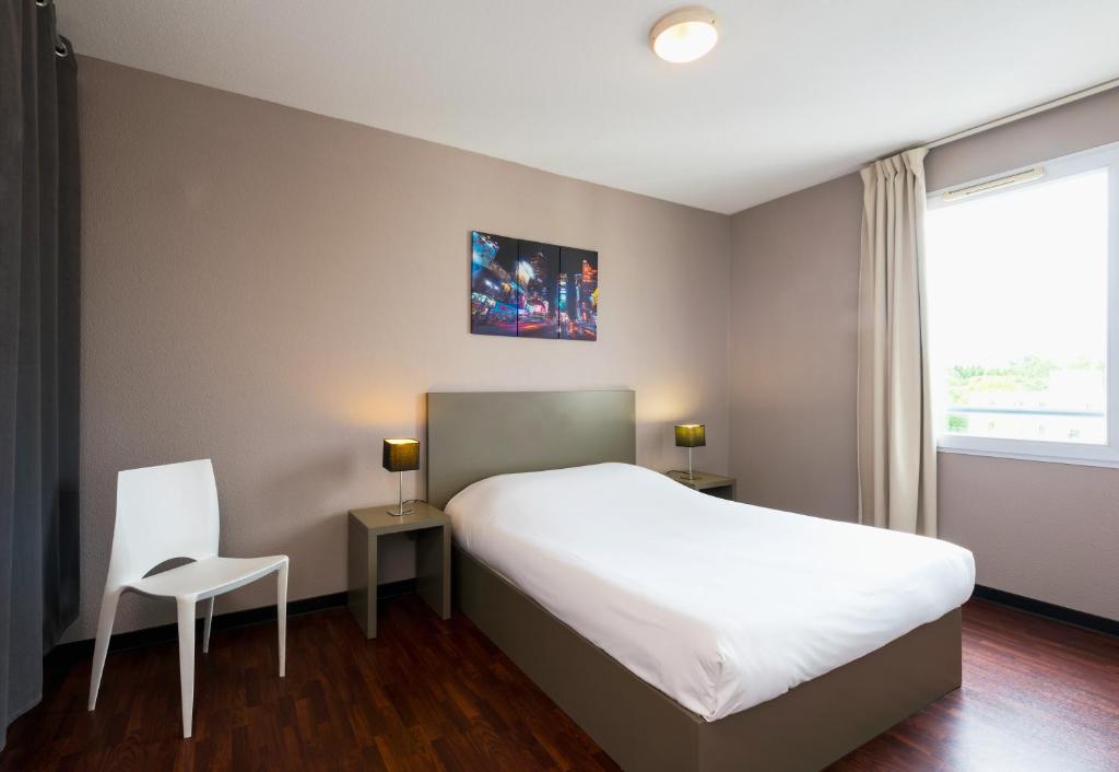 Postel nebo postele na pokoji v ubytování Ténéo Apparthotel Talence - Centre