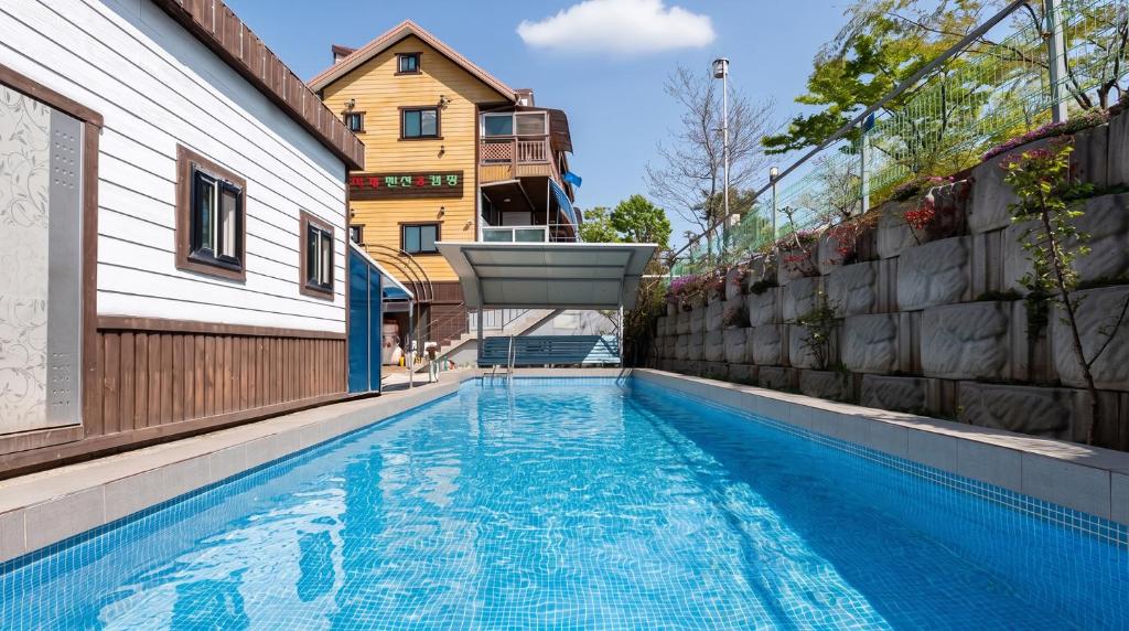 a swimming pool in the middle of a building at Yeongheungdo Rainbow Ocean View Pension in Incheon