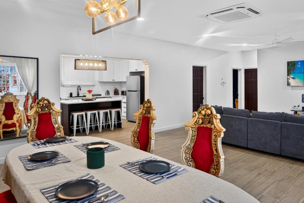 a kitchen and a living room with a table and chairs at Villa del Nique in Pembroke