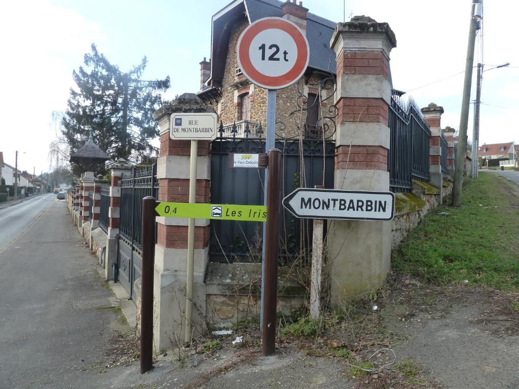 a street sign in front of a house at Gîte Les Iris in Crécy-la-Chapelle