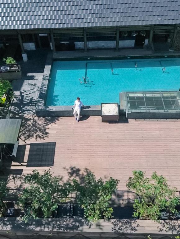 a person standing in front of a swimming pool at Phủ Homestay Sapa in Sapa