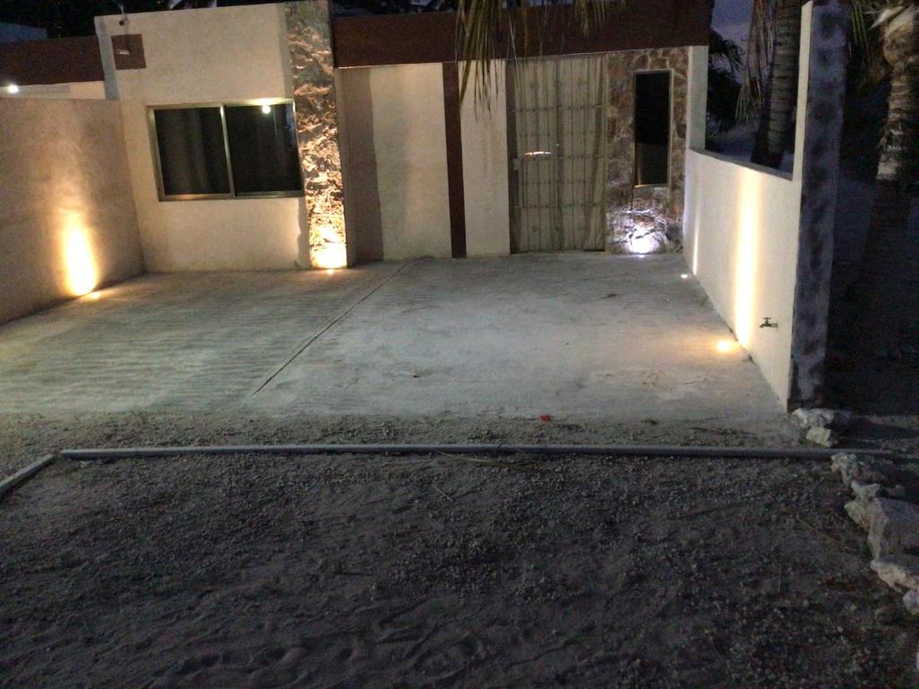 an empty driveway in front of a house at night at Paz y Mar in Chelem