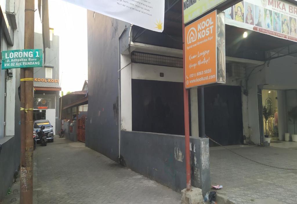 a building with a street sign in front of it at Hotel O Wisma Fortuner in Makassar