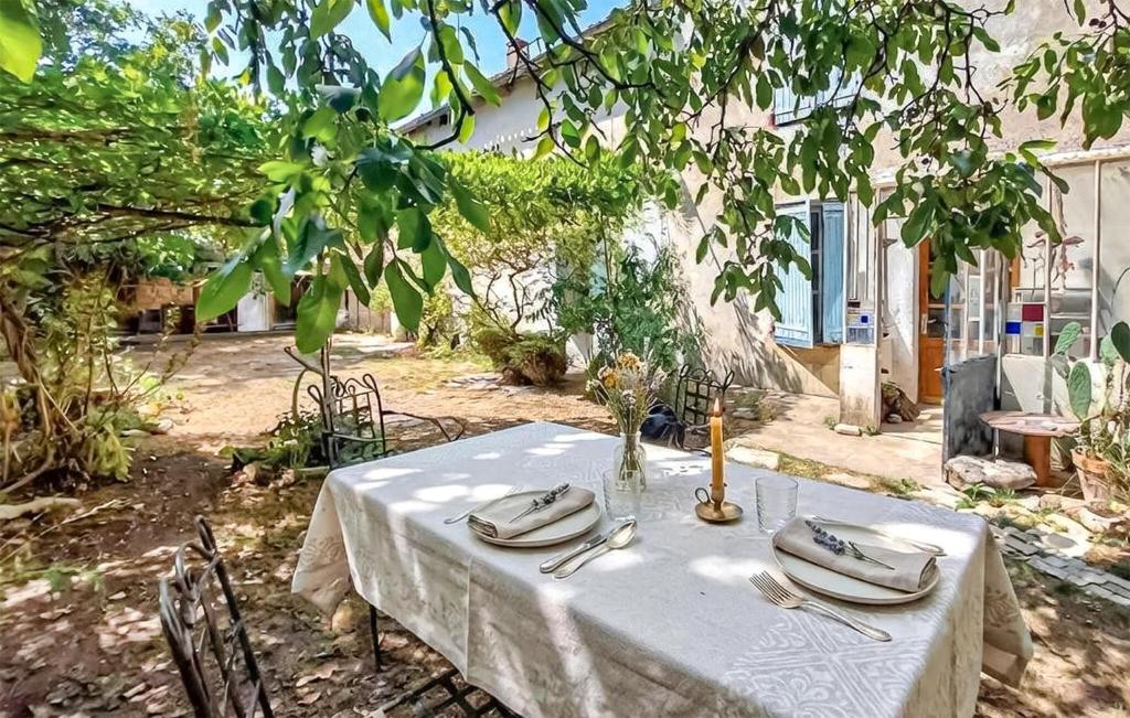 a table with a white table cloth and napkins on it at Charmante Maison 