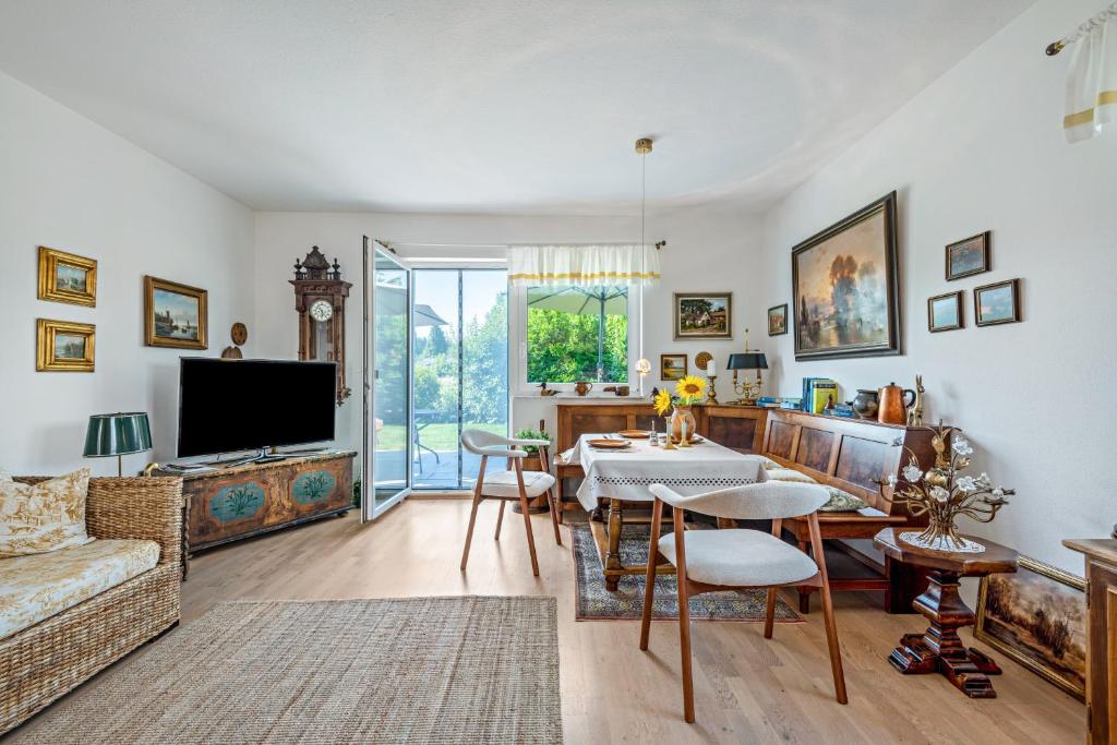 a living room with a couch and a table at Bernhards in Buch