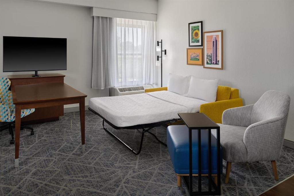 Hampton Inn Lawrence - King Studio Suite With Sofa Bed - Non-Smoking
