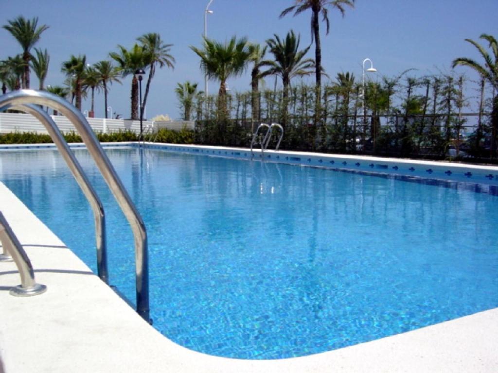 Bazén v ubytování Apartamentos Deluxe Playa Norte nebo v jeho okolí