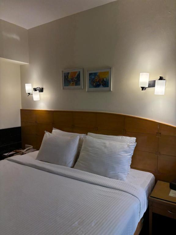 فضای داخلی Ramee Guestline Hotel Khar در بمبئی - تصویر ۳