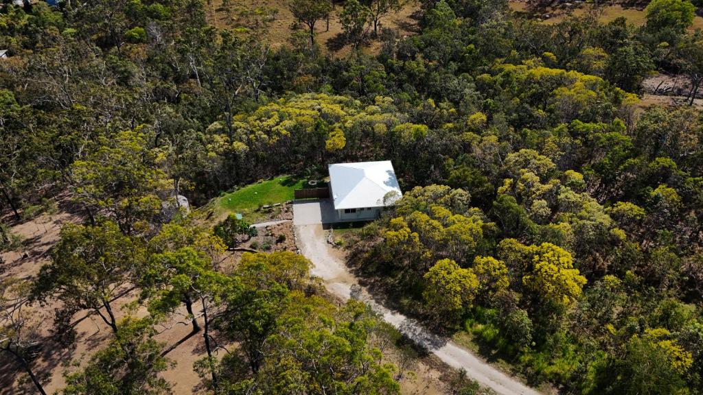 an aerial view of a house in the middle of a forest at Koah hideaway cottage in Koah