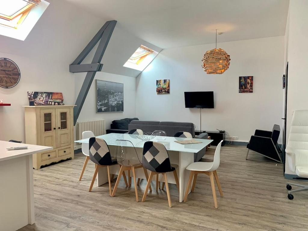 a dining room with a table and chairs at Au Ptit MARIUS in Fécamp