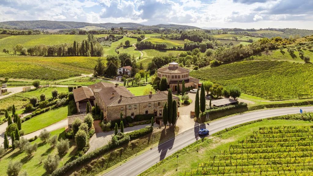 an aerial view of a house in a vineyard at Tenuta Santavenere in San Bartolomeo