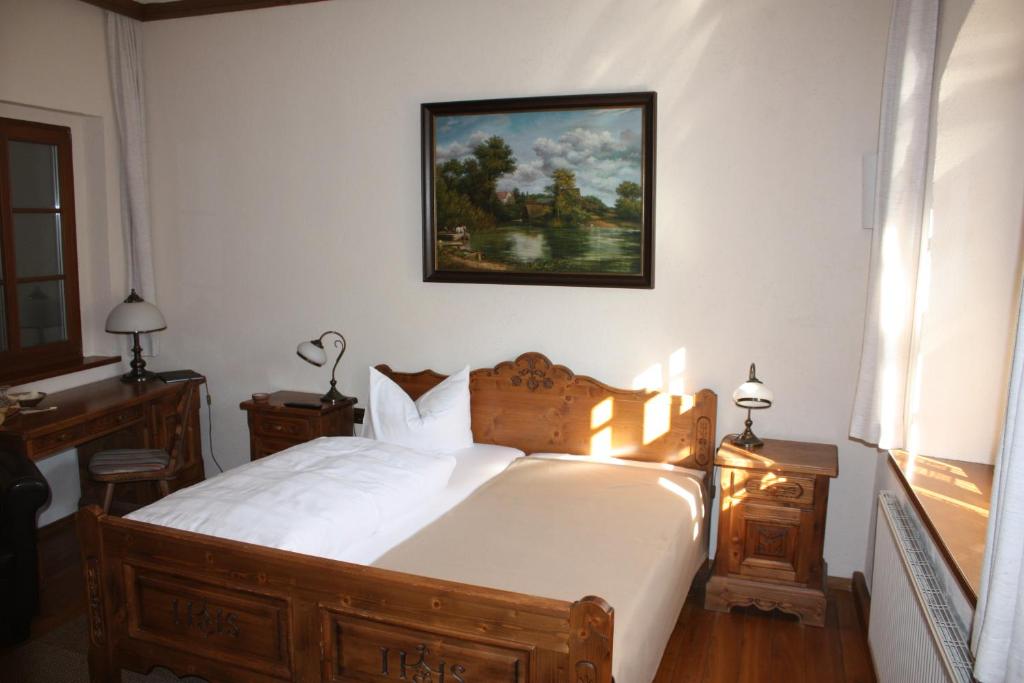Säng eller sängar i ett rum på Schloss Schänke Hotel garni und Weinverkauf