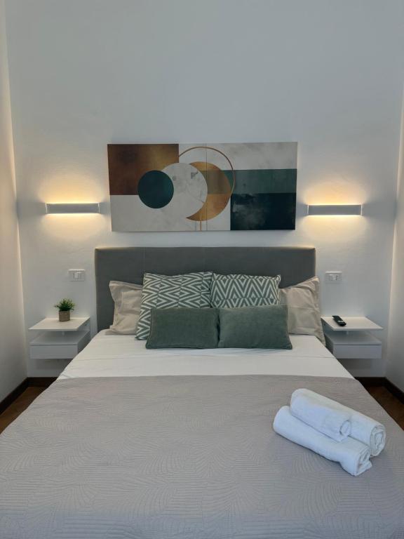 a bedroom with a bed with two towels on it at 7 CENTRALE Rooms & Suite in Milan