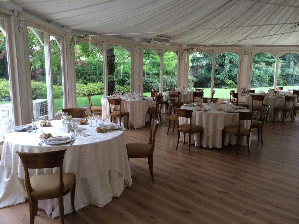 Um restaurante ou outro lugar para comer em Bes Hotel Bergamo Cologno al Serio