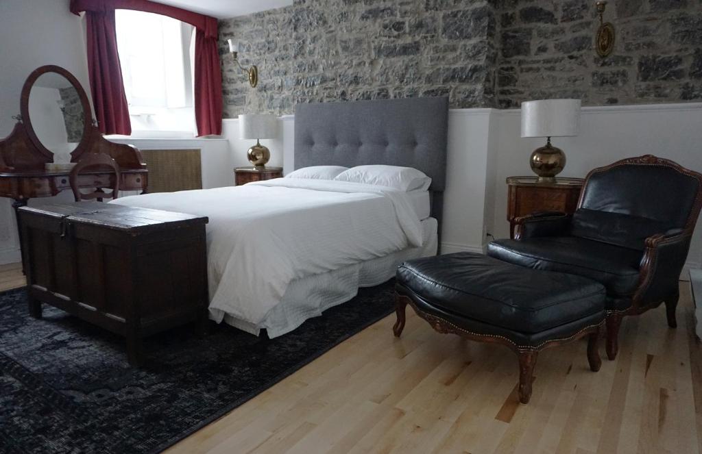 
Queen Room - semi basement 
