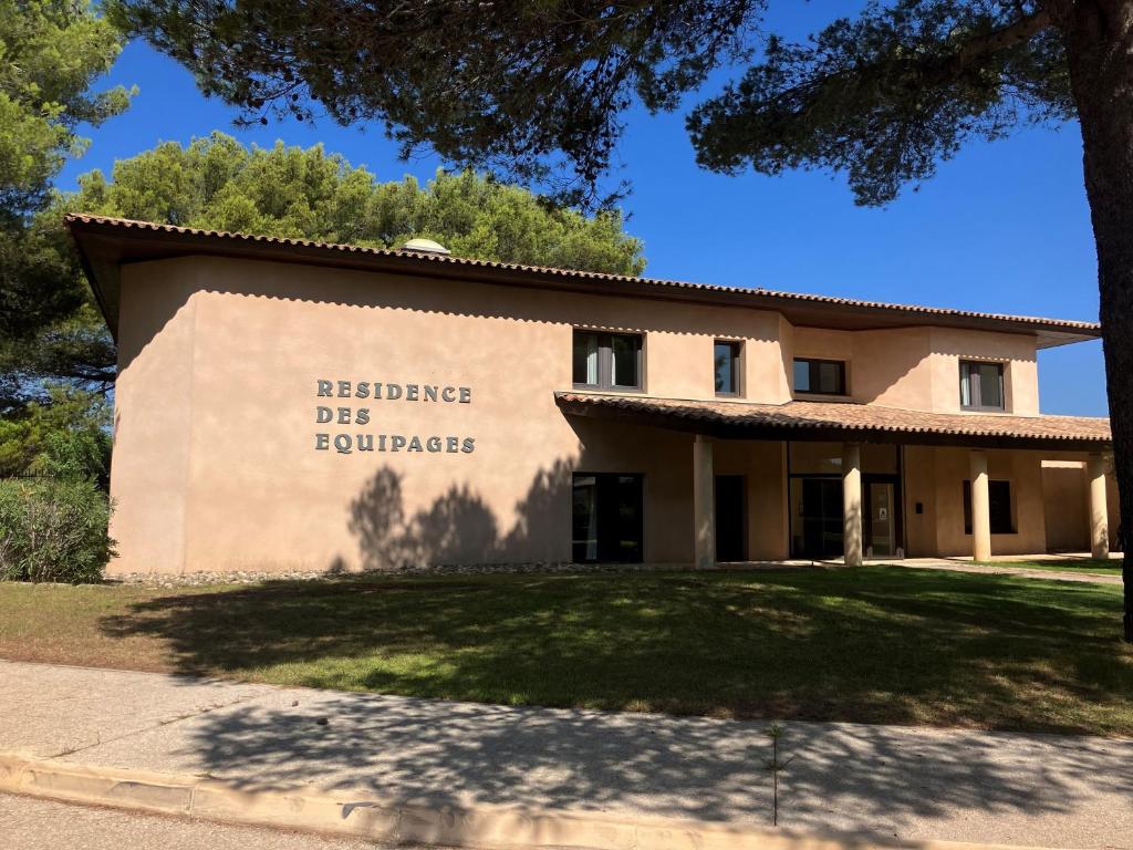 a building with the words recharge be boulder at Résidence Des Équipages in Le Castellet