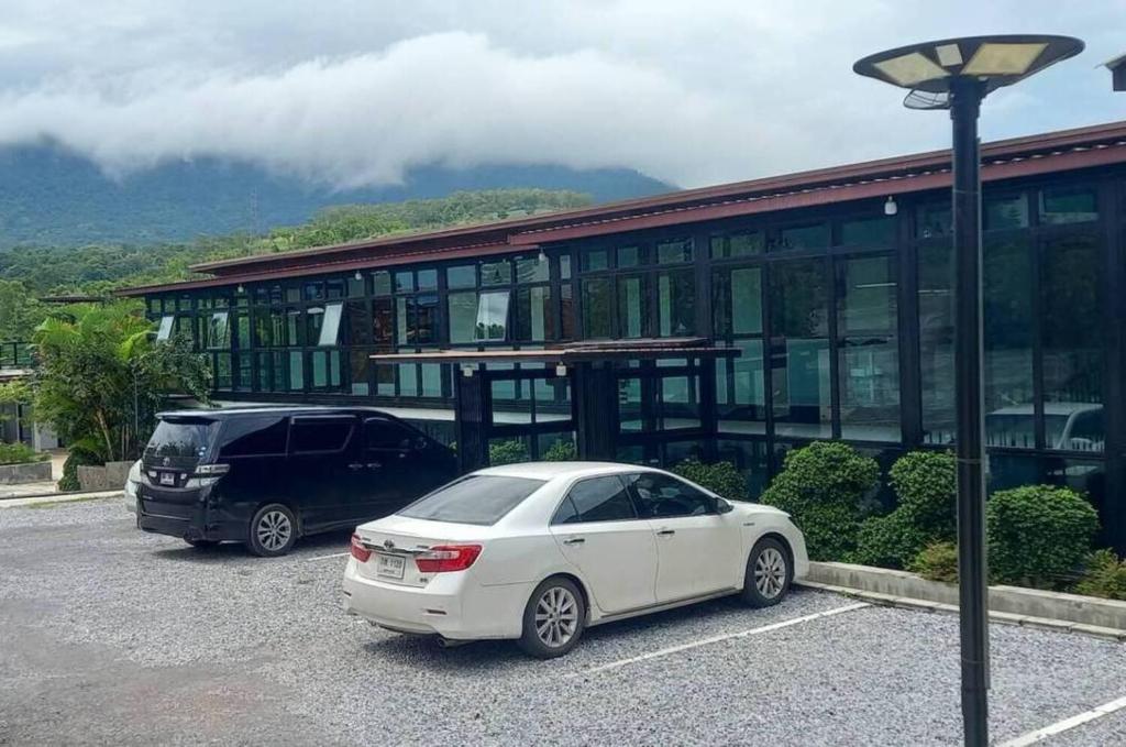 two cars parked in a parking lot in front of a building at Lilly Home in Campson