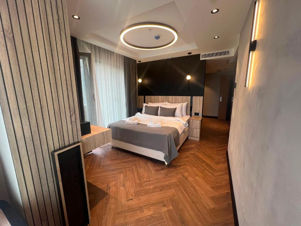 ein Schlafzimmer mit einem Bett in einem Zimmer in der Unterkunft Vela Blu Hotel in Degirmen