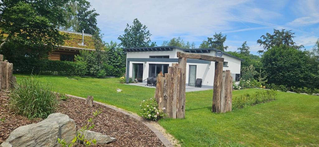 a small house in a yard with a fence at Gartenbungalow Rhönwild in Hilders
