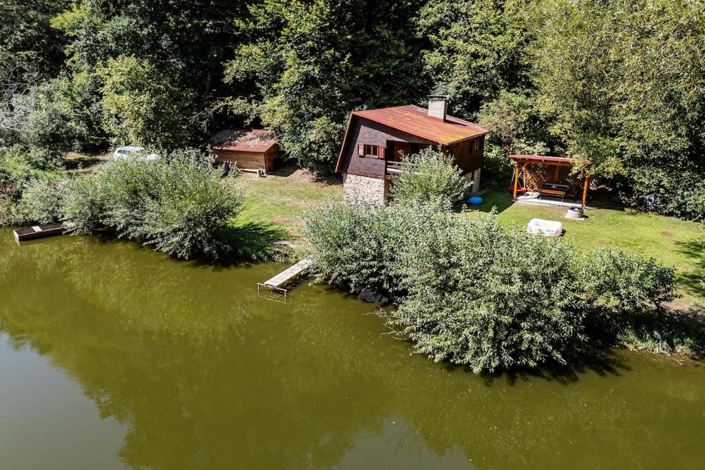 an aerial view of a cabin next to a lake at Cottage kingfisher 