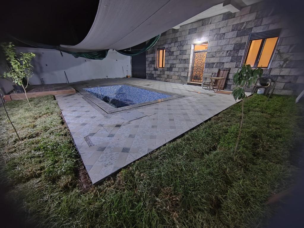 a swimming pool in the middle of a yard at Villa zahra 7 in Kêf Bisnês