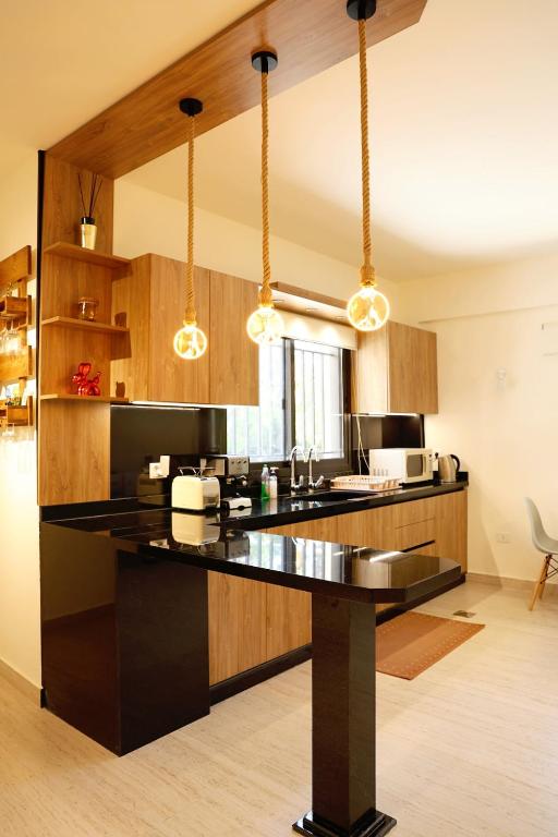 a kitchen with a black counter top in a room at Casa de Simoncis in Batroûn