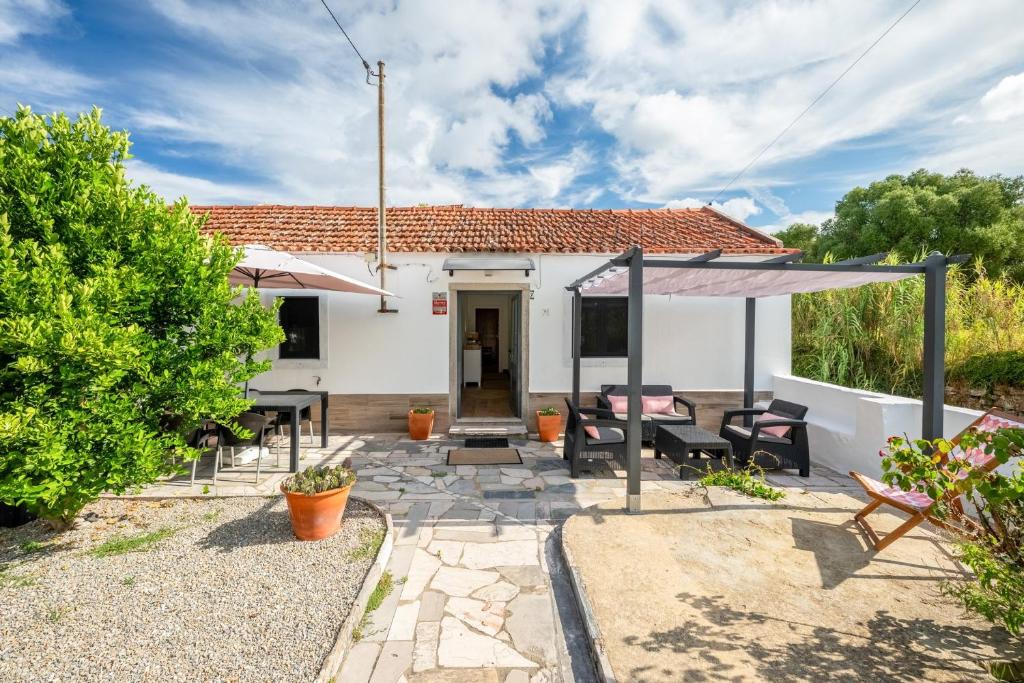 GuestReady - Quaint house with Patio