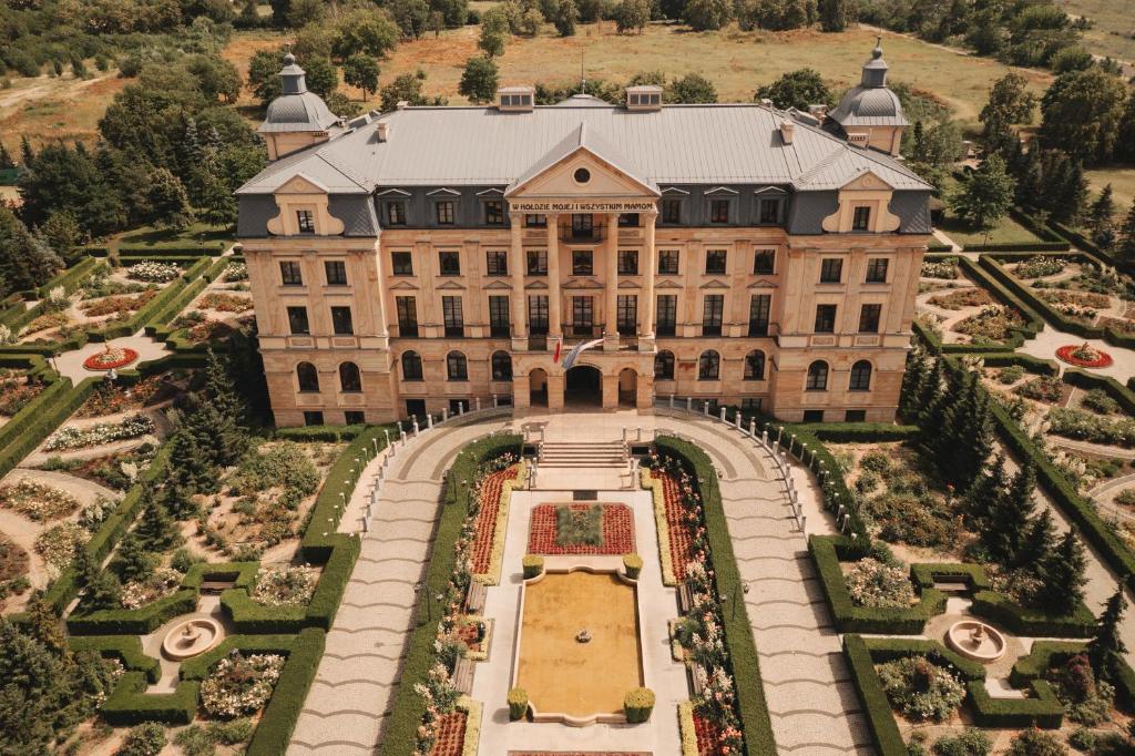an aerial view of a large building with a garden at Pałac Bursztynowy in Włocławek