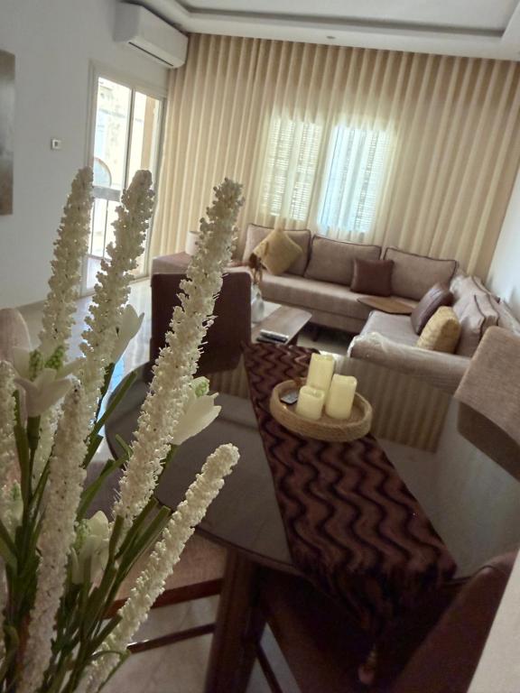 a living room with a couch and a table at Apparemment La Perla in Banzart