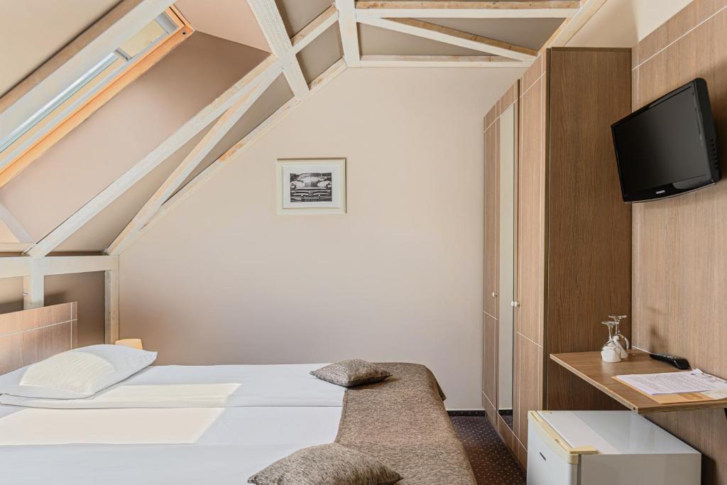 Complex Hotelier COTA O MIE - Double Room - Bear Inn 200 Meters From The Main Building With Spa Access