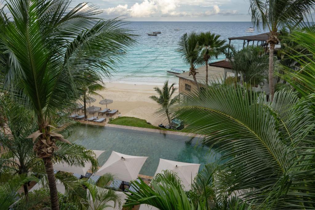 Blick auf den Strand vom Balkon eines Ferienresorts in der Unterkunft Z Hotel & Z2 Hotel in Nungwi
